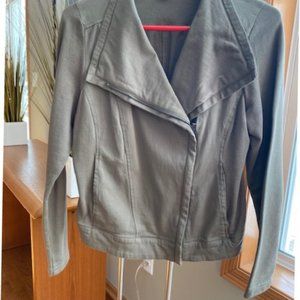 Green cloth cropped jacket perfect for spring